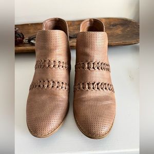 Universal thread booties
